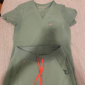 Xxs figs top and xs joggers